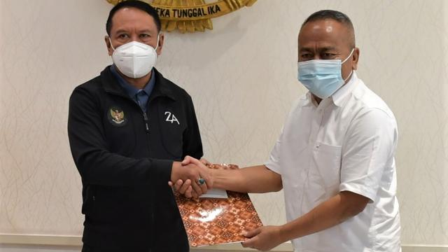 Menpora bersama ketua PWI Atal Depari.
