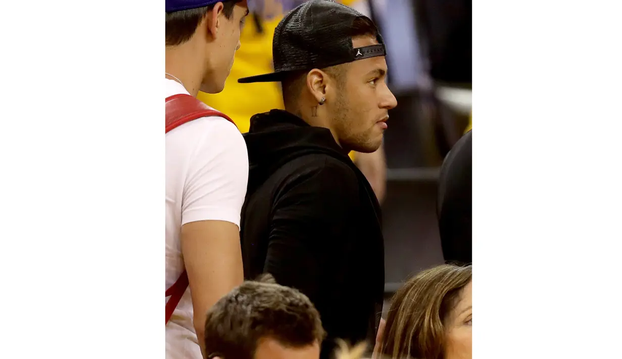 Bintang Barcelona dan Brasil, Neymar Jr turut menyaksikan  Game 2  Final NBA 2016 antara  Golden State Warriors vs Cleveland Cavaliers di ORACLE Arena, senin (6/6/2016) WIB, Oakland, California.  (Ezra Shaw/Getty Images/AFP)