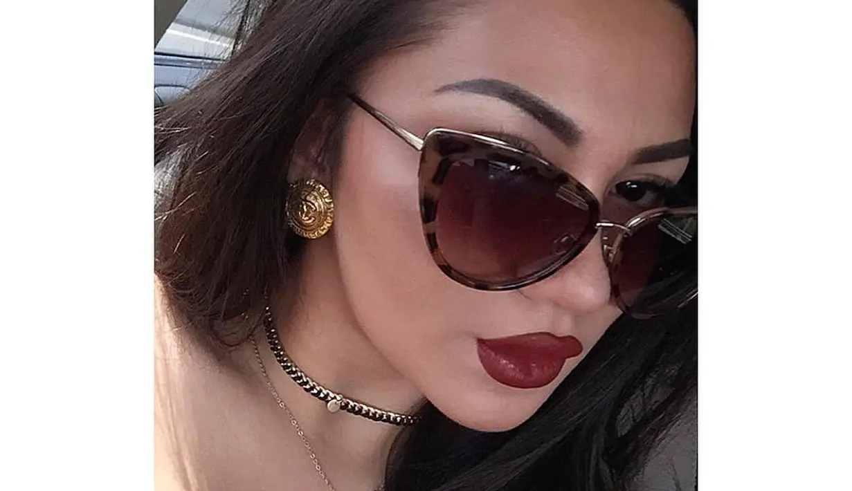 Warna ini awalan bagi kamu yang belum percaya diri menggunakan lipstik warna merah terang. Shade merah tua yang senada dengan warna bibir bisa membuat kamu perlahan percaya diri untuk mengenakan (instagram/arieltatum)