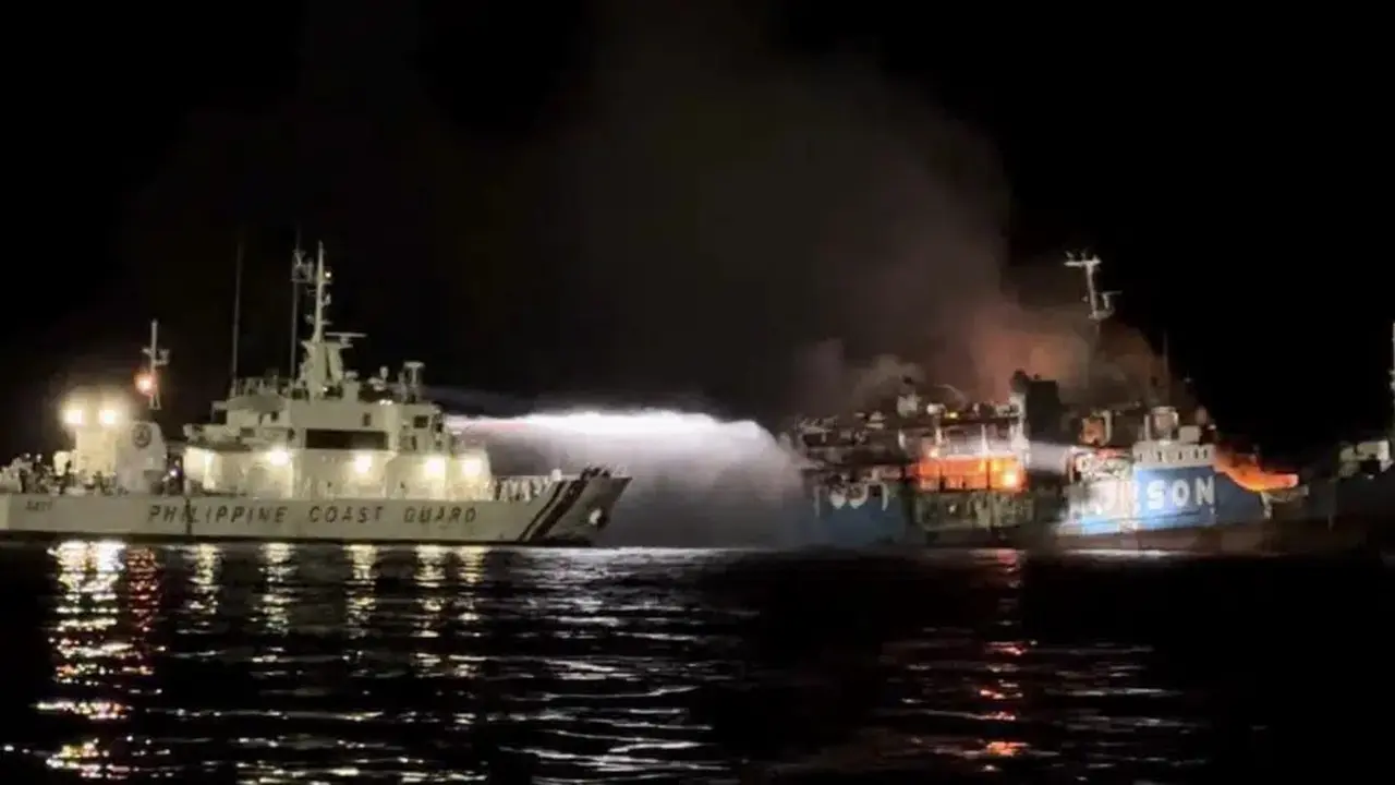 Kebakaran kapal feri MV Lady Mary Joy berpenumpang 200 orang lebilh di Basilan, Filipina selatan, Kamis pagi, 30 Maret 2023.(Philippine Coast Guard/AP)