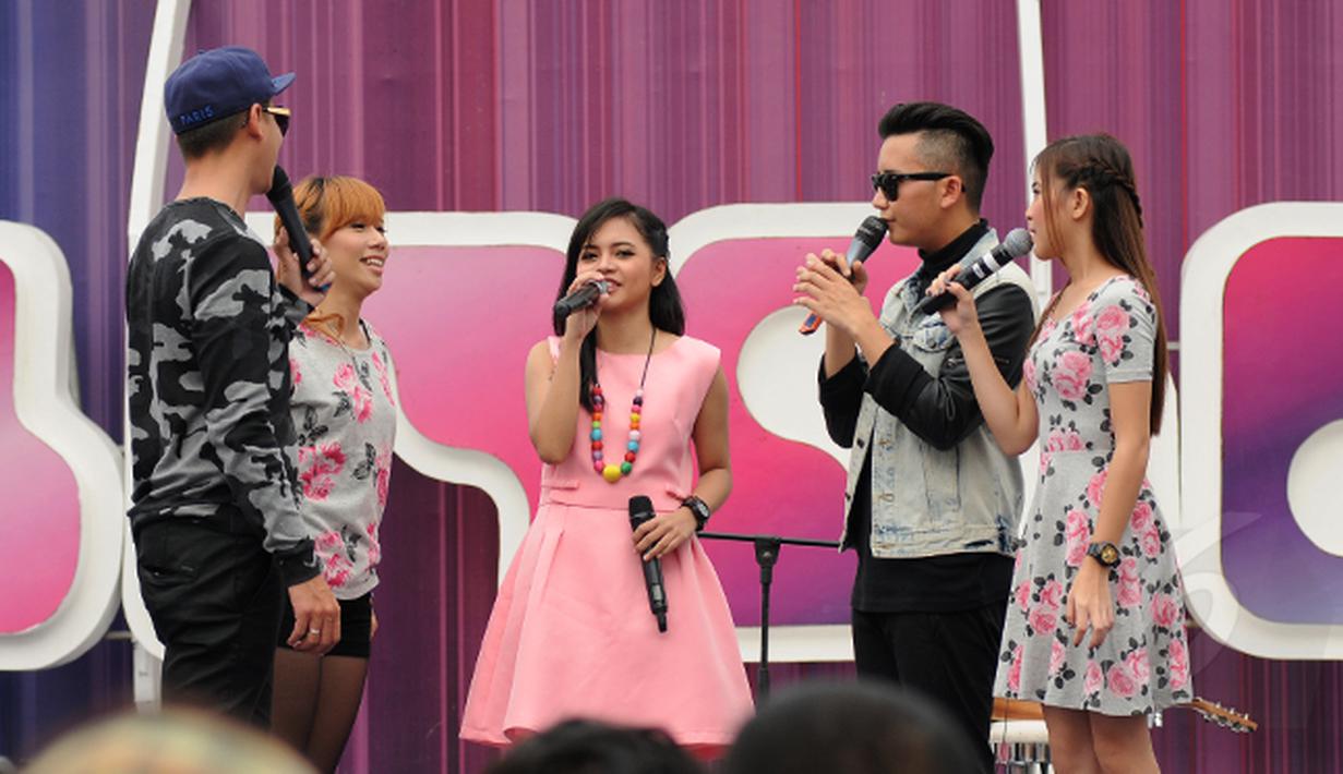 Pemenang keempat ajang Music Vidio Contest, Alif Ekacahya (tengah) saat memperkenalkan diri di atas panggung inBox SCTV di Cibinong, Bogor, Selasa (27/1/2015). (Liputan6.com/Helmi Fithriansyah) 