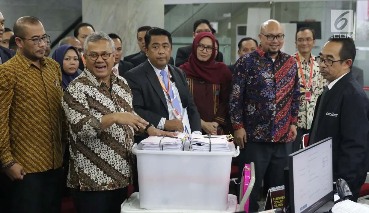 Ketua KPU RI, Arief Budiman (kedua kiri) menyerahkan alat bukti menghadapi perselisihan hasil Pilpres 2019 dan jawaban pihak KPU sebagai termohon di Gedung Mahkamah Konstitusi, Jakarta, Rabu (12/6/2019). 272 boks kontainer dari 34 provinsi diserahkan KPU ke MK. (Liputan6.com/Helmi Fithriansyah)