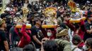 Orang-orang membawa sesaji saat upacara ngaben untuk mendiang Raja Ida Cokorda Pemecutan XI atau Anak Agung Ngurah Manik Parasara di Denpasar, Bali, 21 Januari 2022. Anak Agung Ngurah Manik Parasara meninggal pada Desember lalu di usia 76 tahun. (SONY TUMBELAKA/AFP)
