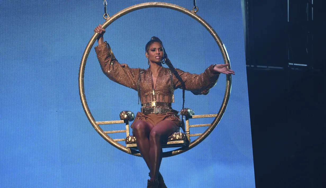 Aksi panggung penyanyi Ciara membawakan lagu "Melanin" selama American Music Awards 2019 Microsoft Theater di Los Angeles, California (24/11/2019). (AP Photo/Chris Pizzello)