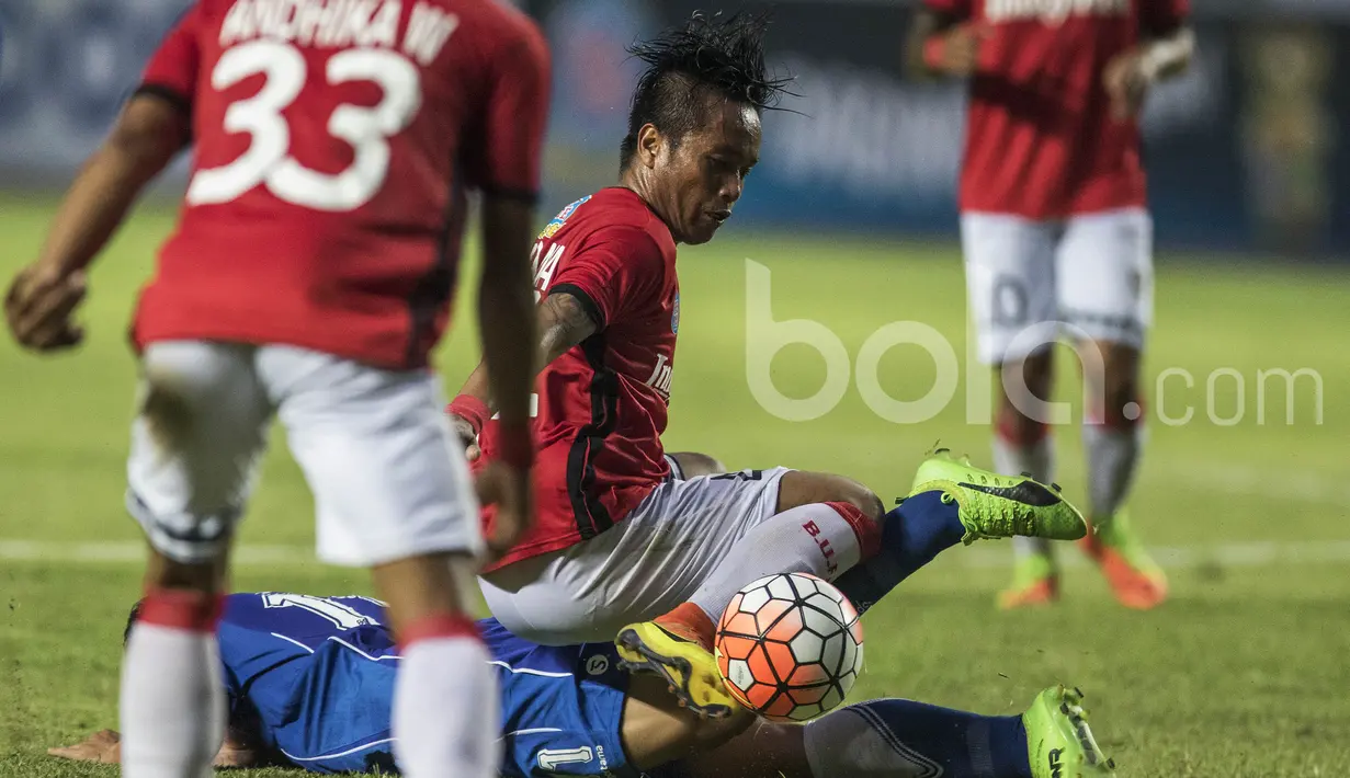 Gelandang Bali United, Gede Sukadana, berebut bola dengan gelandang Persib Bandung, Dedi Kusnandar. Permainan terbuka kedua klub membuat laga berlangsung keras dan terjadi banyak ketegangan. (Bola.com/Vitalis Yogi Trisna)