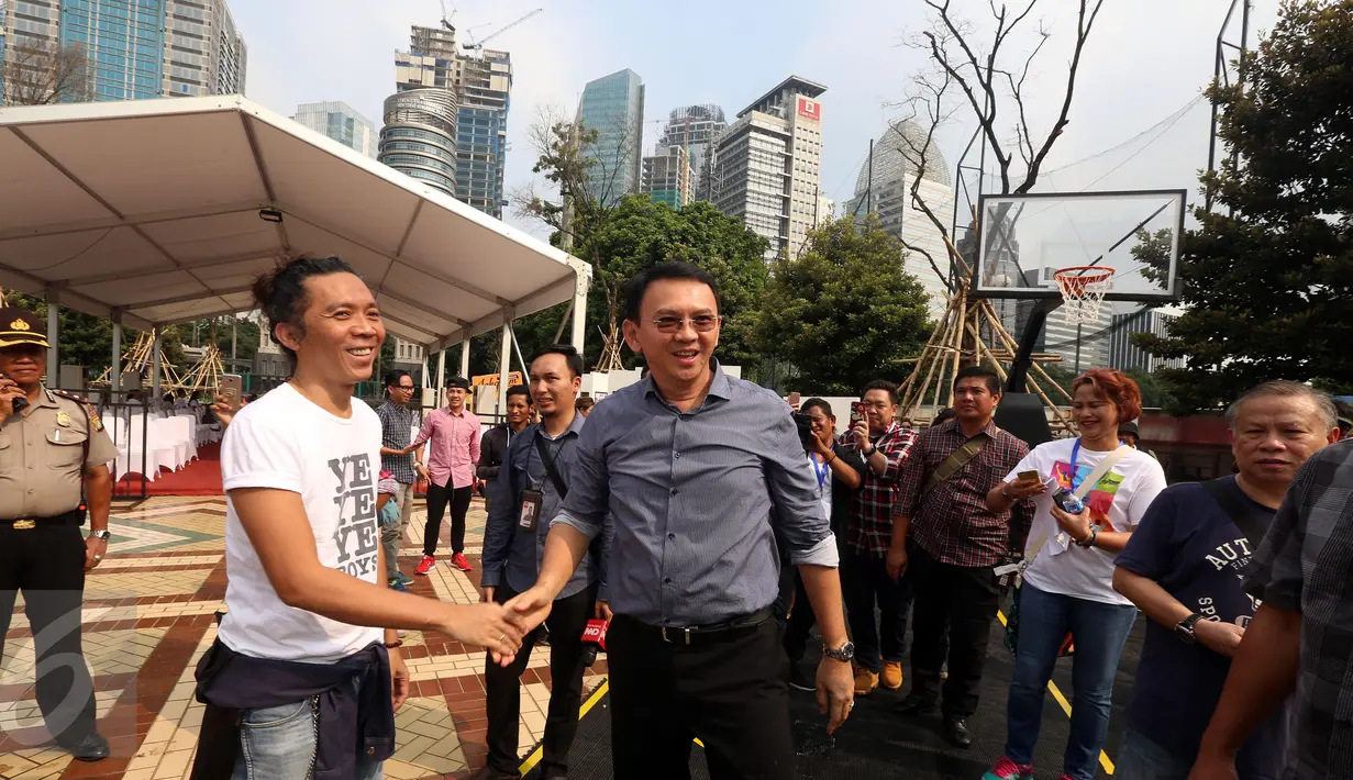 Acara Jakarta Beragam (JakGram)  digagas oleh seniman, artis, musisi mengambil tema "Bertemu dalam perbedaan untuk Jakarta yang beragam" di Plaza Selatan, Gelora Bung Karno, Jakarta, Sabtu (15/4). (Liputan6.com/Johan Tallo)