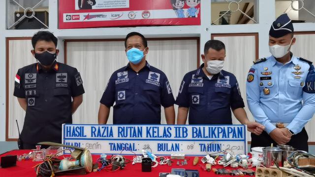 Barang bukti hasil operasi razia di Rutan Balikpapan. Foto istimewa