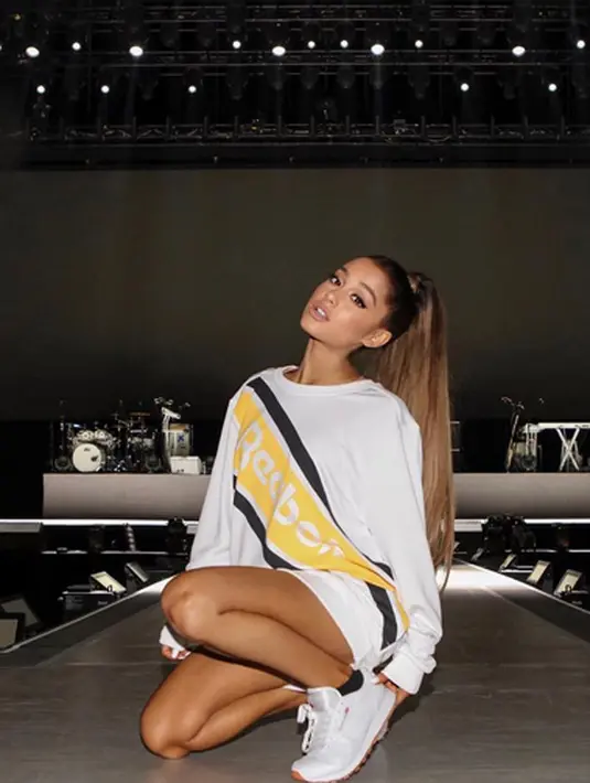 Merupakan hal yang wajar jika Ariana sangat terenyuh dengan kejadian yang menimpa Las Vegas ini. Pasalnya, beberapa bulan lalu kejadian mengerikan juga hadir di konsernya yang digelar di Manchester. (Instagram/arianagrande)