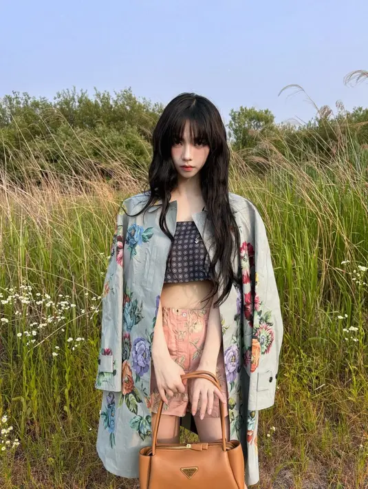 Layering untuk outfit summer bisa terlihat kece seperti Karina aespa. Ia padukan kemben print dengan celana pendek peach. Oversized long outer bermotif floral jadi sentuhan khas summer yang stylish [@katarinabluu]