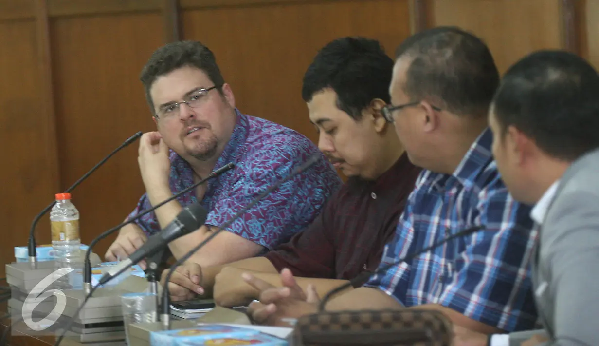 Mahasiswa dari Sydney Australia mendengarkan pemaparan anggota dewan saat mengkuti diskusi dengan DPRD DIY, Selasa, (19/7). Dalam diskusi tersebut anggota dewan memaparkan tentang sistem parlemen pemerintahan di Yogyakarta. (Liputan6.com/Boy harjanto)
