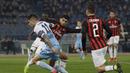 Aksi Juaquin Correa lewati Lucas Paqueta pada laga semifinal Coppa Italia yang berlangsung di stadion Olimpico, Roma, Rabu (27/2). AC Milan bermain imbang 0-0 kontra SS Lazio. (AP Newsroom)