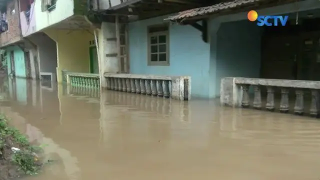 Meski dikepung banjir, warga Kampung Arus terus bertahan di rumahnya sambil berharap banjir segera surut.