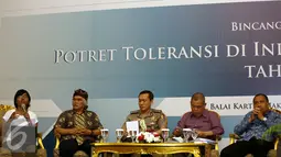 Perwakilan dari LBH Jakarta, Asfinawati saat menjadi menjadi pembicara Bincang Perdamaian di Balai Kartini, Jakarta, Kamis (5/1). Diskusi yang diadakan oleh Wahid Foundation ini membahas mengenai sikap toleransi untuk Indonesia. (Liputan6.com/JohanTallo)