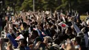 Ribuan warga mengabadikan parade Kaisar Naruhito dan Permaisuri Masako di Tokyo, Jepang, Minggu (10/11/2019). Diperkirakan sebanyak puluhan ribu warga memadati rute yang dilalui Kaisar Naruhito dan Permaisuri Masako. (AP Photo/Jae C. Hong)