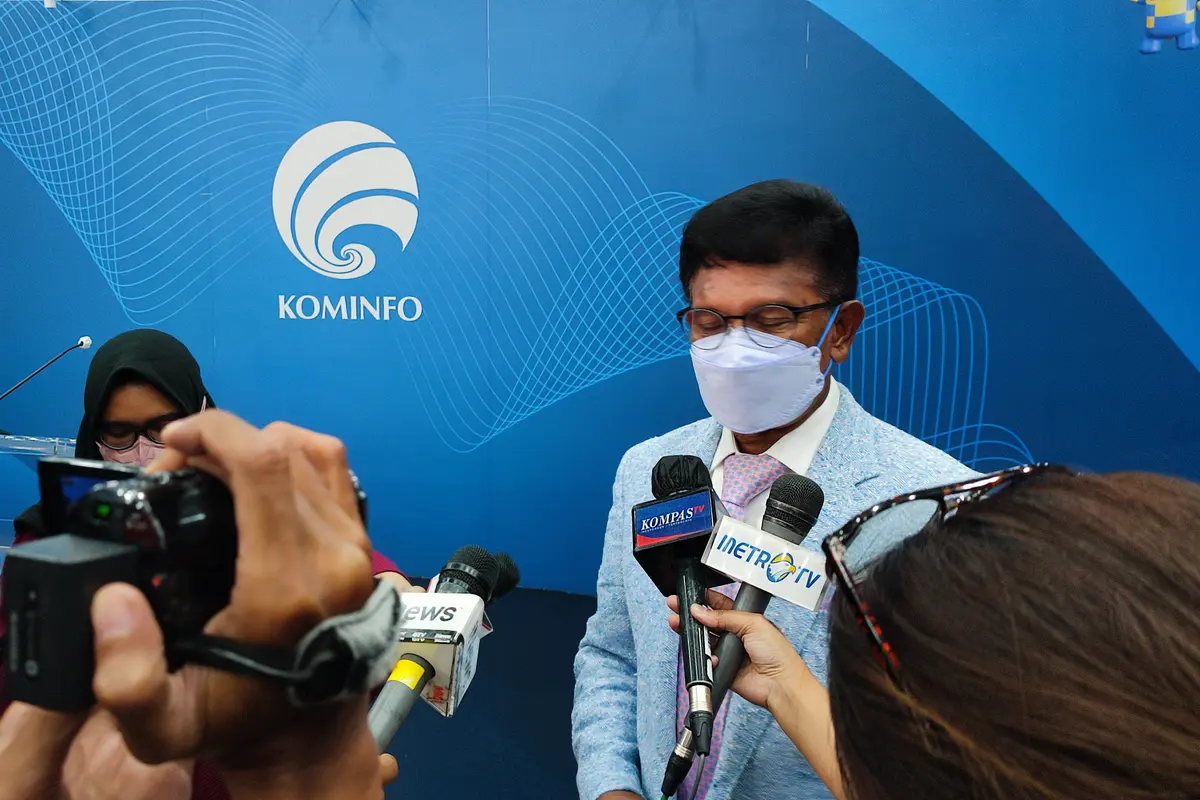 Menteri Komunikasi dan Informatika (Menkominfo) Johnny G. Plate saat memberikan keterangan soal kabar dampak 5G terhadap keselamatan penerbangan (Liputan6.com/Giovani Dio Prasasti)