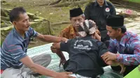 Fajar (mengenakan blangkon) saat mengalami kesurupan di lokasi makam tua Siti Hinggil. (KRJogja.com/Gunarwan)