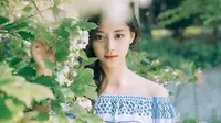 Matanya yang bulat membuat Tzuyu TWICE semakin terlihat cantik menawan. Apalagi kecantikannya dipadupadankan dengan bunga yang sedang mekar, benar-benar sempurna. (Foto: koreaboo.com)