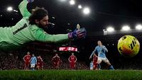 Penyerang Manchester City, Erling Haaland (kanan belakang), mengeksekusi tendangan penalti melewati kiper Brasil Liverpool bernomor 01, Alisson Becker (kiri), untuk mencetak gol kedua timnya dalam pertandingan Liga Inggris antara Liverpool dan Manchester City di Anfield, Liverpool, Inggris barat laut, pada 8 Februari 2026. (Paul ELLIS / AFP)