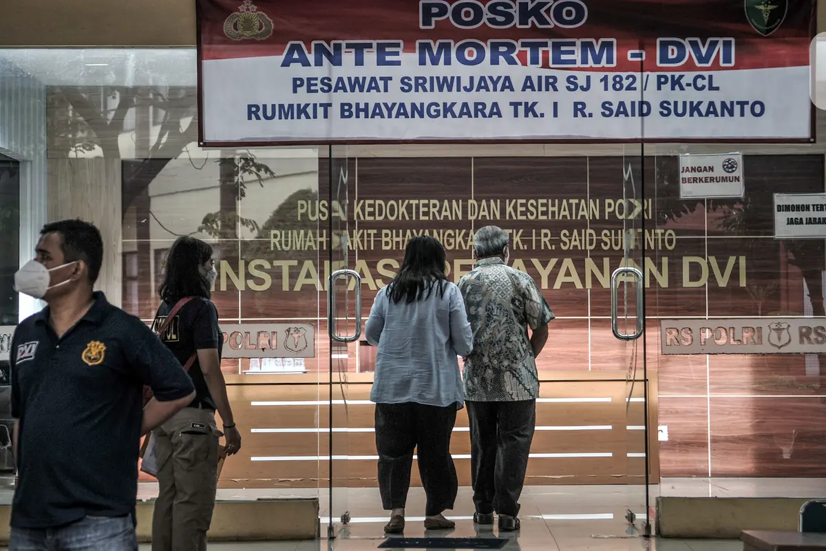 FOTO: Keluarga Korban Kecelakaan Sriwijaya Air SJ 182 Datangi Posko Ante Mortem RS Polri