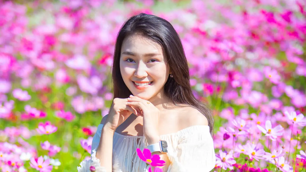 tersenyum bahagia