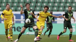 Pemain Borussia Dortmund, Thomas Delaney, melepaskan tendangan saat pertandingan melawan Wolfsburg pada laga Bundesliga, Minggu (24/5/2020). Borussia Dortmund menang 2-0 atas Wolfsburg. (AP/Michael Sohn)