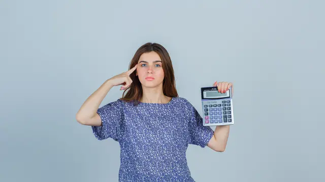 Seorang perempuan berpikir sambil memegang sebuah kalkulator (Foto Dok: Freepik/8photo)
