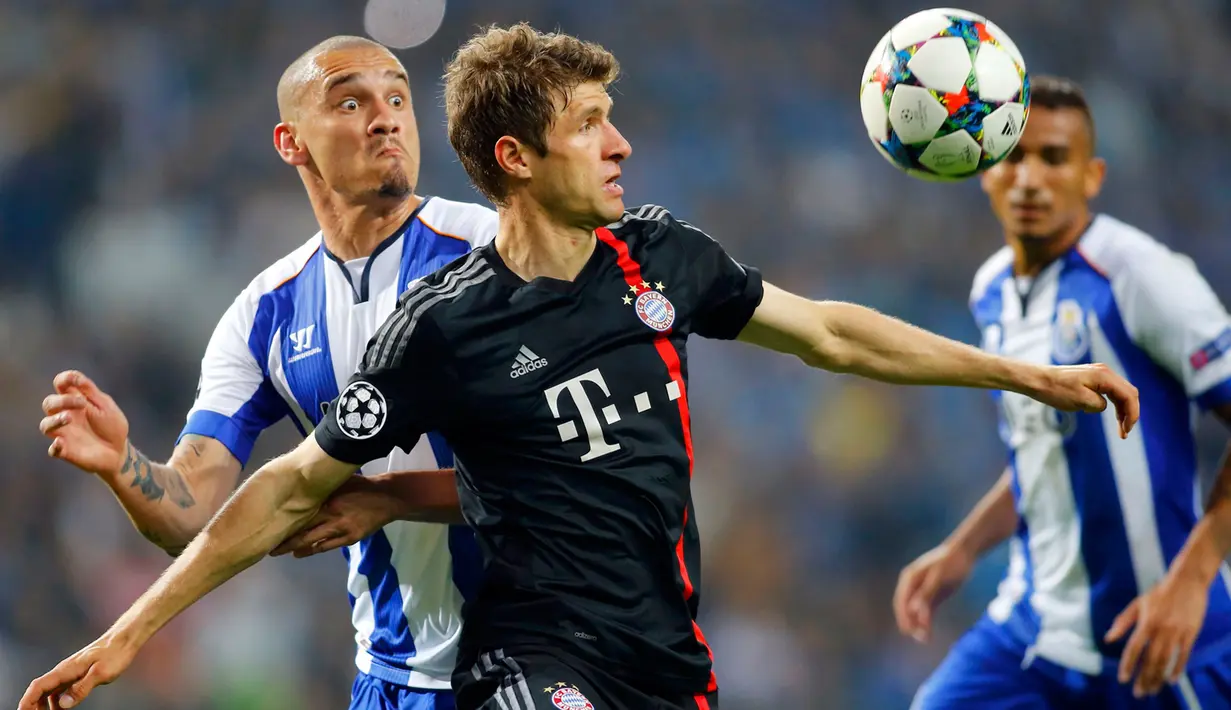 Penyerang Bayern Munich, Thomas Muller (kanan) mengontrol bola dari kejaran pemain Porto Maicon pada leg 8 besar Liga Champions di Stadion do Dragao, Kamis (16/4/2015). Porto menang 3-1 atas Bayern Munich.(REUTERS/Miguel Vidal)