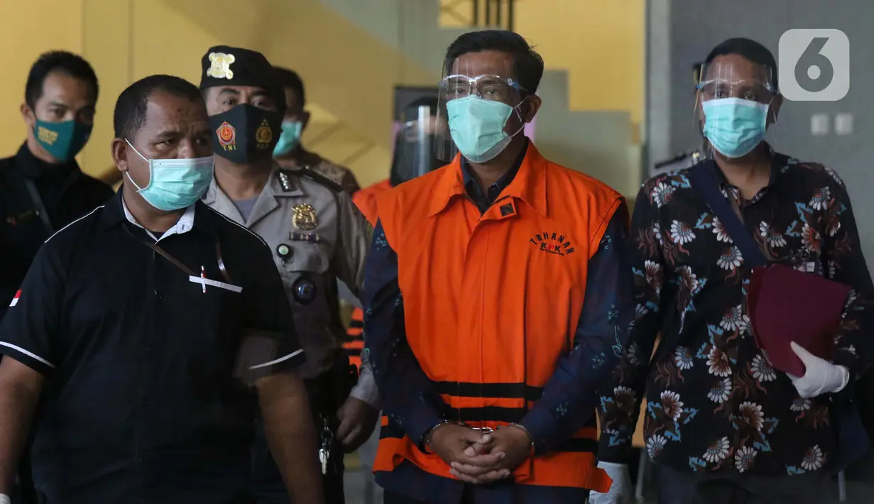 Tersangka korupsi pengadaan perangkat transportasi informasi terintegrasi Bakamla, Juli Amar Ma'ruf (kedua kanan) usai rilis penahanan di Gedung KPK, Jakarta, Selasa (1/12/2020). Ketika kasus itu terjadi, Juli menjabat Koordinator Unit Layanan Pengadaan Bakamla. (Liputan6.com/Helmi Fithriansyah)