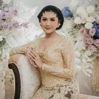 Erina Gudono mengenakan kebaya yang berbeda untuk prosesi dulang pungkasan dan midodareni.