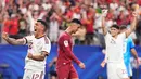 Pemain Spanyol Pedro Porro dan Pau Cubarsi  bereaksi gembira sementara pemain Portugal Cristiano Ronaldo tertunduk lesu  setelah Spanyol mengalahkan Portugal dalam pertandingan sepak bola babak 16 besar Piala Dunia di Arlington, Texas, dekat Dallas, Senin, 6 Juli 2026. (AP Photo/Ashley Landis)