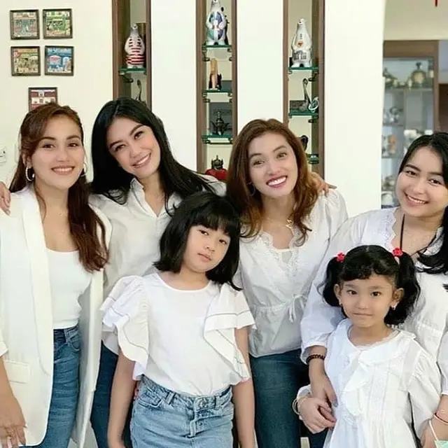 Makin Akrab, Ini 5 Momen Ayu Ting Ting Bareng Keluarga Sang Kekasih
