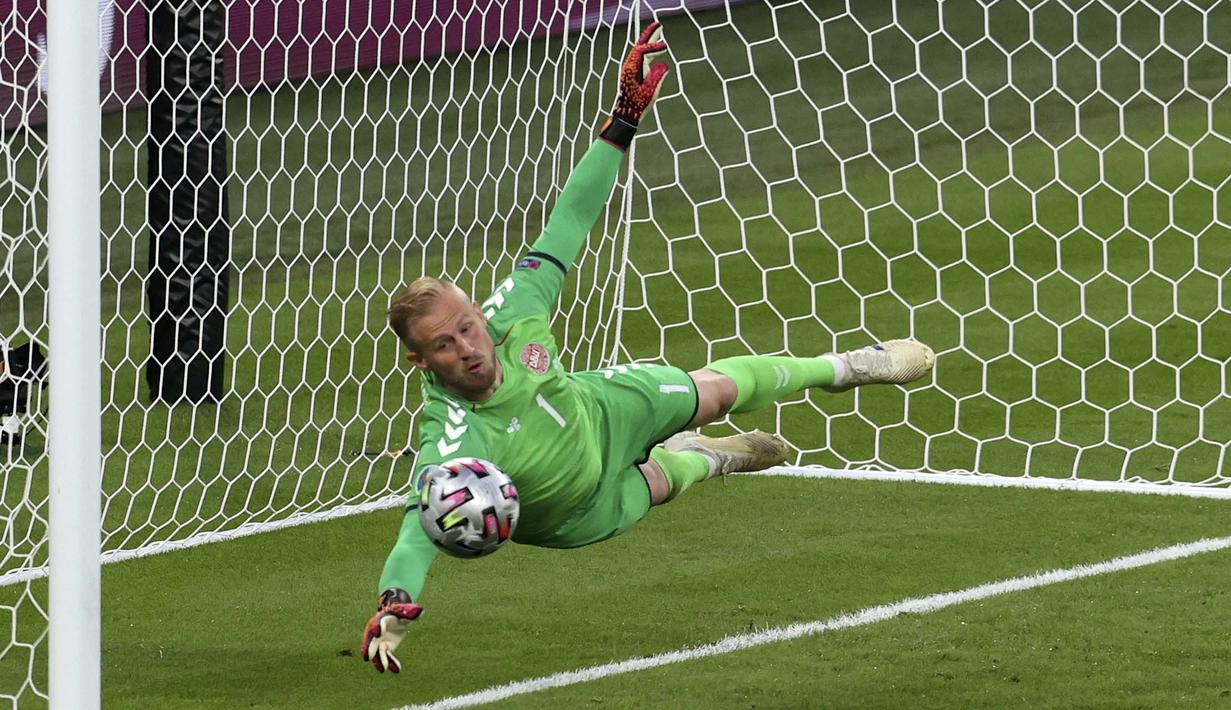 Kasper Schmeichel yang tampil apik dalam pertandingan tersebut harus berjibaku menahan gempuran sejumlah peluang yang didapatkan oleh timnas Inggris. Hingga babak kedua berakhir, skor 1-1 bertahan dan pertandingan pun dilanjutkan ke babak tambahan. (Foto: AP/Pool/Catherine Ivill)