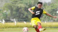 Nurdiansyah, pemain Arema FC yang merupakan gerbong pelatih Mario Gomez yang tetap bertahan bersama Singo Edan. (Bola.com/Iwan Setiawan)