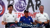Milan Petrovic (kiri) diperkenalkan bersama pelatih kepala Arema, Joko Susilo, dan pelatih fisik Dusan Momcilovic. (Bola.com/Iwan Setiawan)