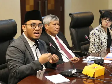 Ketum Pimpinan Pusat Pemuda Muhammadiyah Dahnil Anzar Simanjuntak (kiri) memberi pernyataan saat diskusi publik di kantor staff presiden, Jakarta, Kamis (7/9). (Liputan6.com/Angga Yuniar)