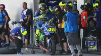 Pebalap Yamaha, Valentino Rossi, hanya menempati posisi ke-21 pada tes MotoGP Jerez, Senin (8/5/2017). (Crash)