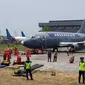 Pesawat tergelincir di Bandara Internasional Soekarno Hatta. Adegan tersebut merupakan bagian dari simulasi atau skenario Latihan Penanggulangan Keadaan Darurat atau Partial Exercise CGK 2023 Aircraft Salvage.