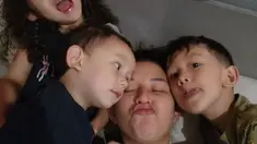Dahlia Poland memiliki tiga orang anak. Ia selalu berusaha yang terbaik merawat ketiga buah hatinya. Momen Dahlia merawat buah hati ini sukses bikin warganet terkesima dengan sikap hebatnya sebagai seorang ibu, (Liputan6.com/IG/dahliachr)