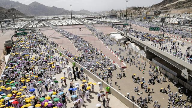 Melihat Lebih Dekat Jemaah Haji Lempar Jumrah di Mina