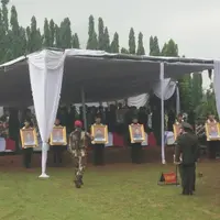 Tembakan Salvo Sambut Kedatangan Jenazah Korban Heli di Poso| (Dadan Deva/Bintang.com)