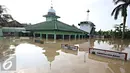 Masjid di kawasan Perumahan Pondok Gede Permai, Bekasi, Jawa Barat, Kamis (21/4). Banjir dengan ketinggian tiga meter yang berasal dari meluapnya Sungai Cikeas. (Liputan6.com/ Immanuel Antonius)