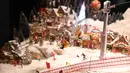 Etalase dekorasi Natal di sebuah toko serba ada di Roma, Italia (14/12/2020). Berbagai pernak-pernik dan aksesoris menghiasi kota Roma menyambut Natal. (Xinhua/Cheng Tingting)
