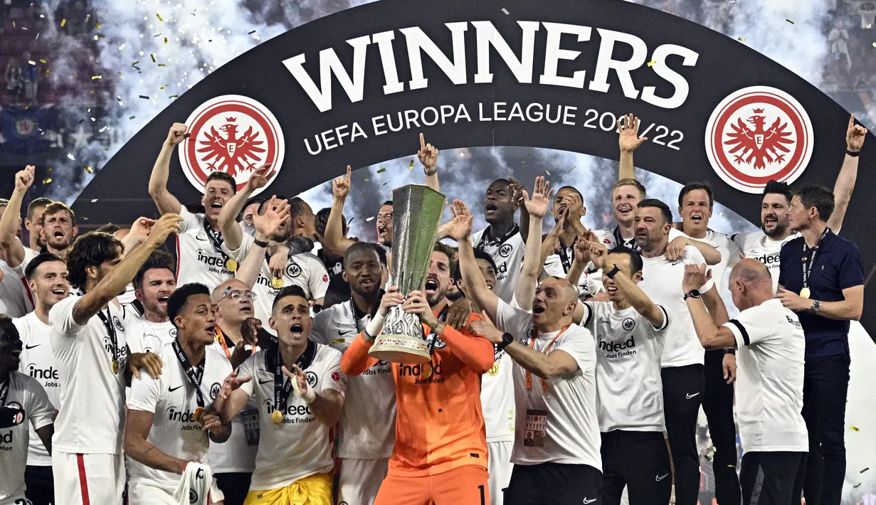 Eintracht Frankfurt. Klub asuhan Oliver Grasner memang hanya menempati peringkat ke-11 di klasemen akhir Liga Jerman 2021/2022. Namun mereka menjadi wakil ke-5 Jerman di fase grup Liga Champions musim depan berkat raihan gelar Liga Europa 2021/2022 usai mengalahkan Glasgow Rangers lewat adu penalti di laga final (18/5/2022). (AFP/Javier Soriano)