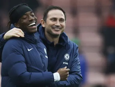 Senyum bahagia terpancar dari pelatih sementara Chelsea, Frank Lampard (kanan), setelah berhasil mengalahkan Bournemouth 3-1 dalam pertandingan lanjutan pekan ke-35 Liga Inggris 2022/2023 yang berlangsung di Vitality Stadium, Sabtu (6/5/2023). (AFP/Ian Kington)