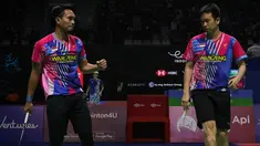 Enam wakil Indonesia telah bertanding pada sesi pagi hingga sore di hari kedua Turnamen Bulu Tangkis East Ventures Indonesia Open 2022 di Istora Senayan, Jakarta, Rabu (15/6/2022). Hasilnya, 3 wakil melangkah ke babak 16 besar, sementara 3 lainnya tersingkir di babak pertama, termasuk Gregoria Mariska Tunjung dan pasangan Mohammad Ahsan/Hendra Setiawan. (Bola.com/Bagaskara Lazuardi)