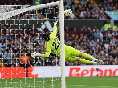 Kiper Arsenal, David Raya melakukan penyelamatan di depan gawangnya saat laga lanjutan Liga Inggris 2024/2025 melawan Aston Villa di Villa Park, Birmingham, Inggris, Sabtu (24/08/2024) malam WIB. (AFP/Adrian Dennis)