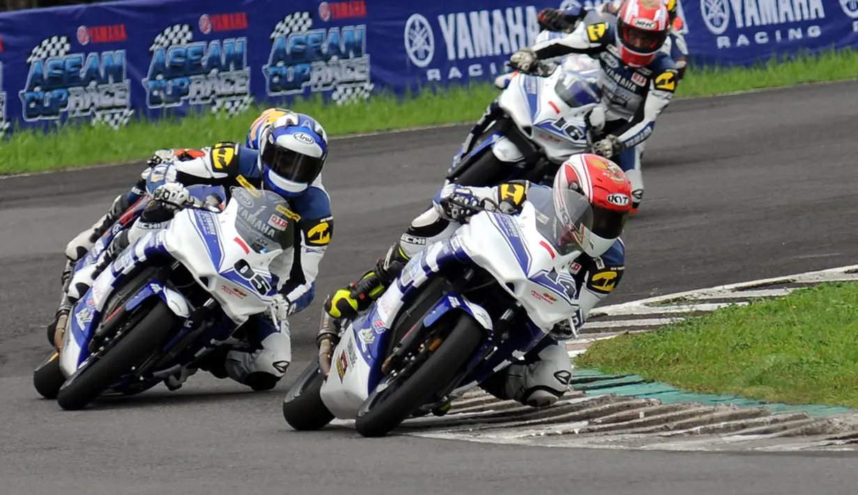 Pembalap Indonesia, Sudarmono (depan) tampil terdepan di Yamaha ASEAN Cup Race (YACR) 2014 kelas ST250 di Sirkuit Sentul, Bogor (7/12/2014). (Liputan6.com/Helmi Fithriansyah)