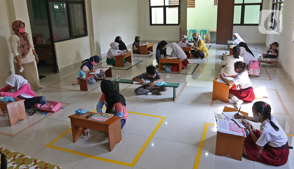 Sejumlah siswa belajar di Aula Kelurahan Jatirahayu, Bekasi, Jawa Barat, Rabu (29/7/2020). Pemerintah Kota Bekasi melalui Kelurahan Jatirahayu menyediakan fasilitas wifi gratis bagi siswa yang terkendala kuota internet dalam kegiatan belajar secara daring. (Liputan6.com/Herman Zakharia)