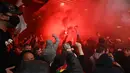 Ribuan suporter Manchester United mencoba untuk memaksa masuk ke dalam stadion Old Trafford saat mereka memprotes keluarga Glazer menjelang pertandingan Liga Premier Inggris melawan Liverpool. (Foto: AFP/Oli Scarff)