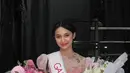 Saat diumumkan sebagai pemenang GADIS Sampul 2024, Sydney tampil memukau dalam  gaun embroidered floral berwarna soft pink yang memberikan kesan anggun dan menawan. [@cuttaryofficial/@sydneyazkassya].